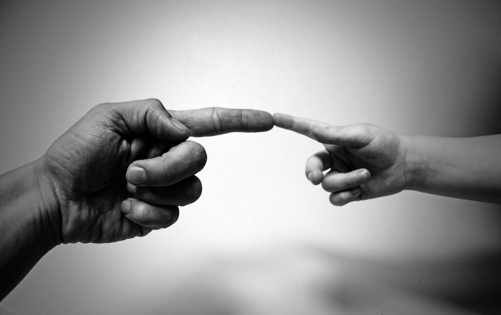 dos manos que significan el enfoque intergeneracional
